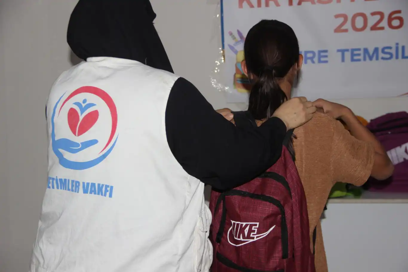 Yetimler Vakfı Cizre’de ihtiyaç sahibi öğrencilere kırtasiye yardımında bulundu