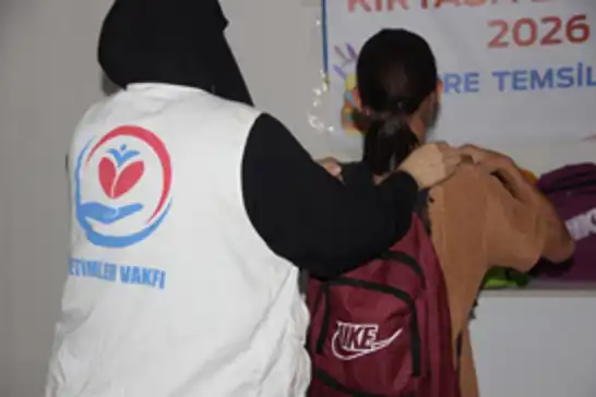 Yetimler Vakfı Cizre’de ihtiyaç sahibi öğrencilere kırtasiye yardımında bulundu