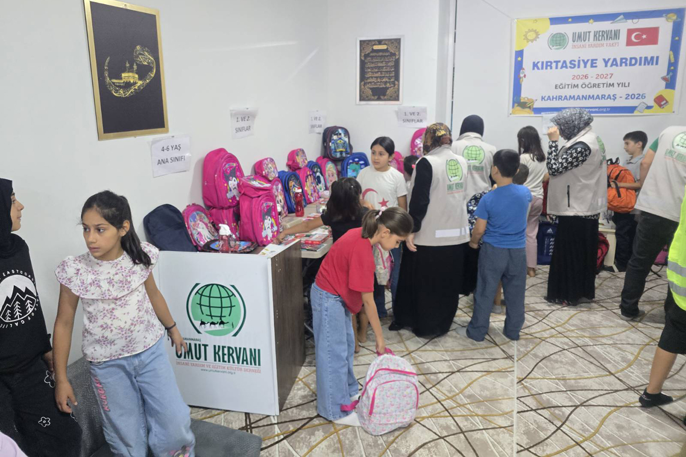 Umut Kervanı Kahramanmaraş'ta yetim ve muhtaç çocuklara kırtasiye desteği