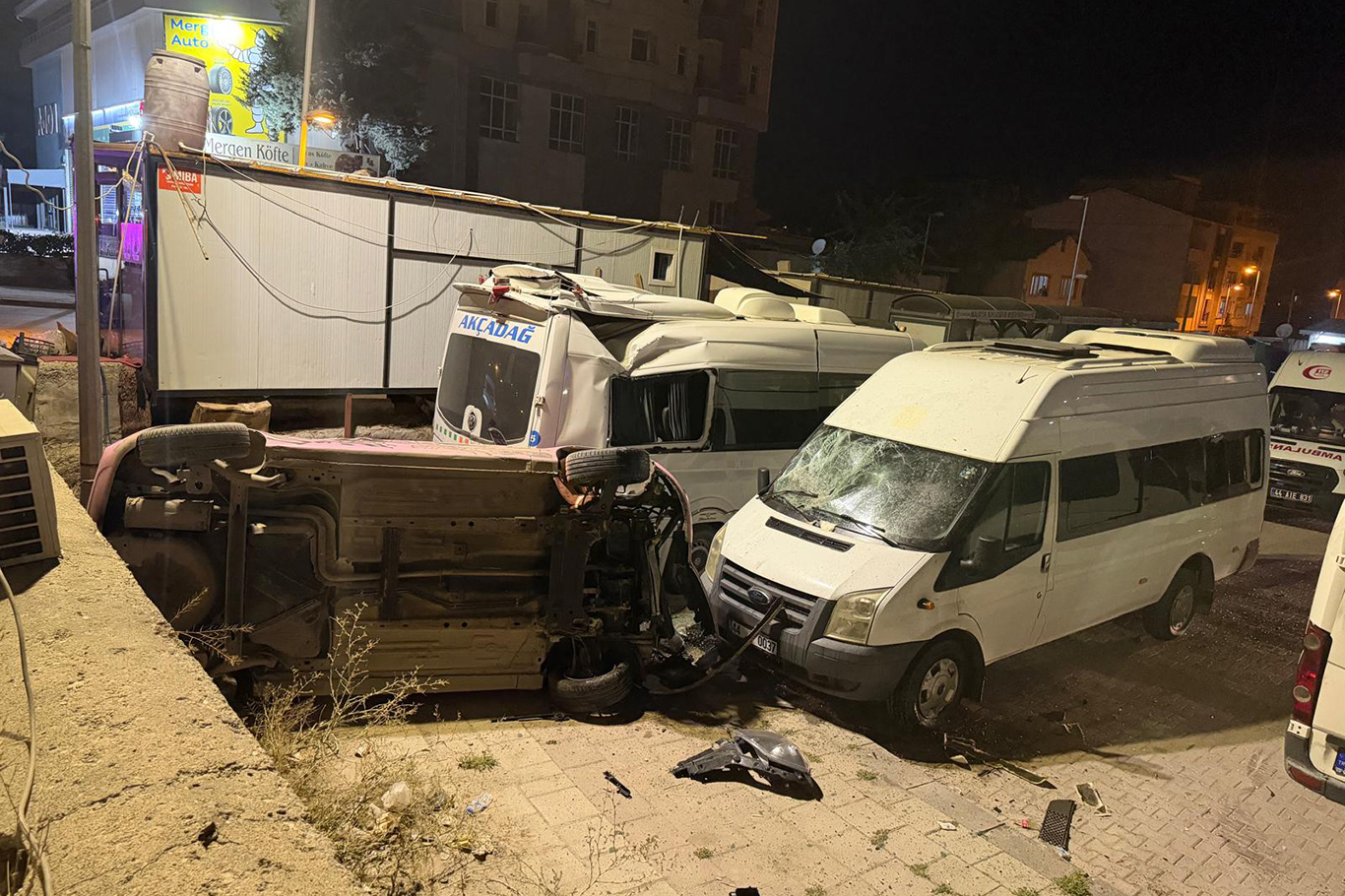 Malatya'da kontrolden çıkan otomobil otoparka uçtu: 1 yaralı