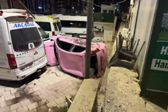 Malatya'da kontrolden çıkan otomobil otoparka uçtu: 1 yaralı