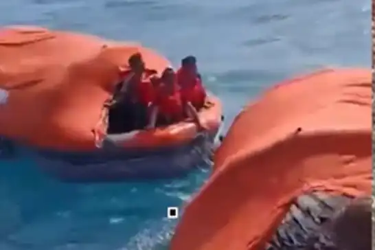 Endonezya'da yolcu gemisi alabora oldu: 6 ölü 130 kayıp
