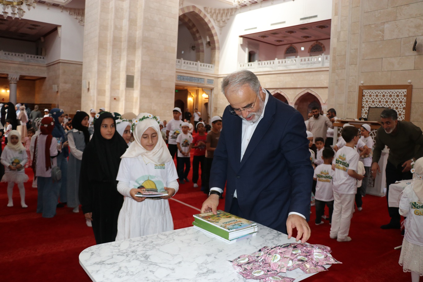 Ankara'da minikler "Hayat Namazla Güzeldir" dedi