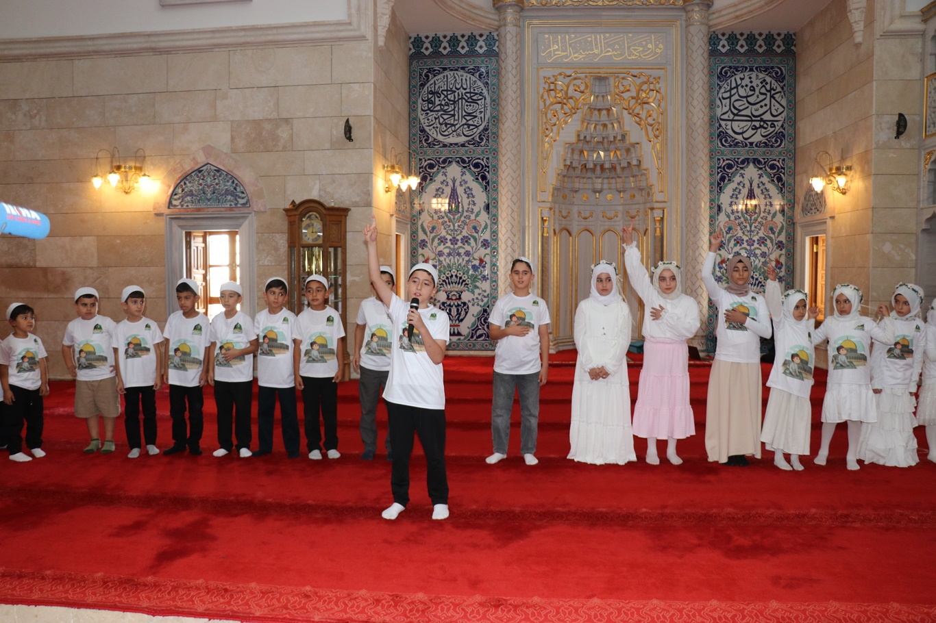 Ankara'da minikler "Hayat Namazla Güzeldir" dedi