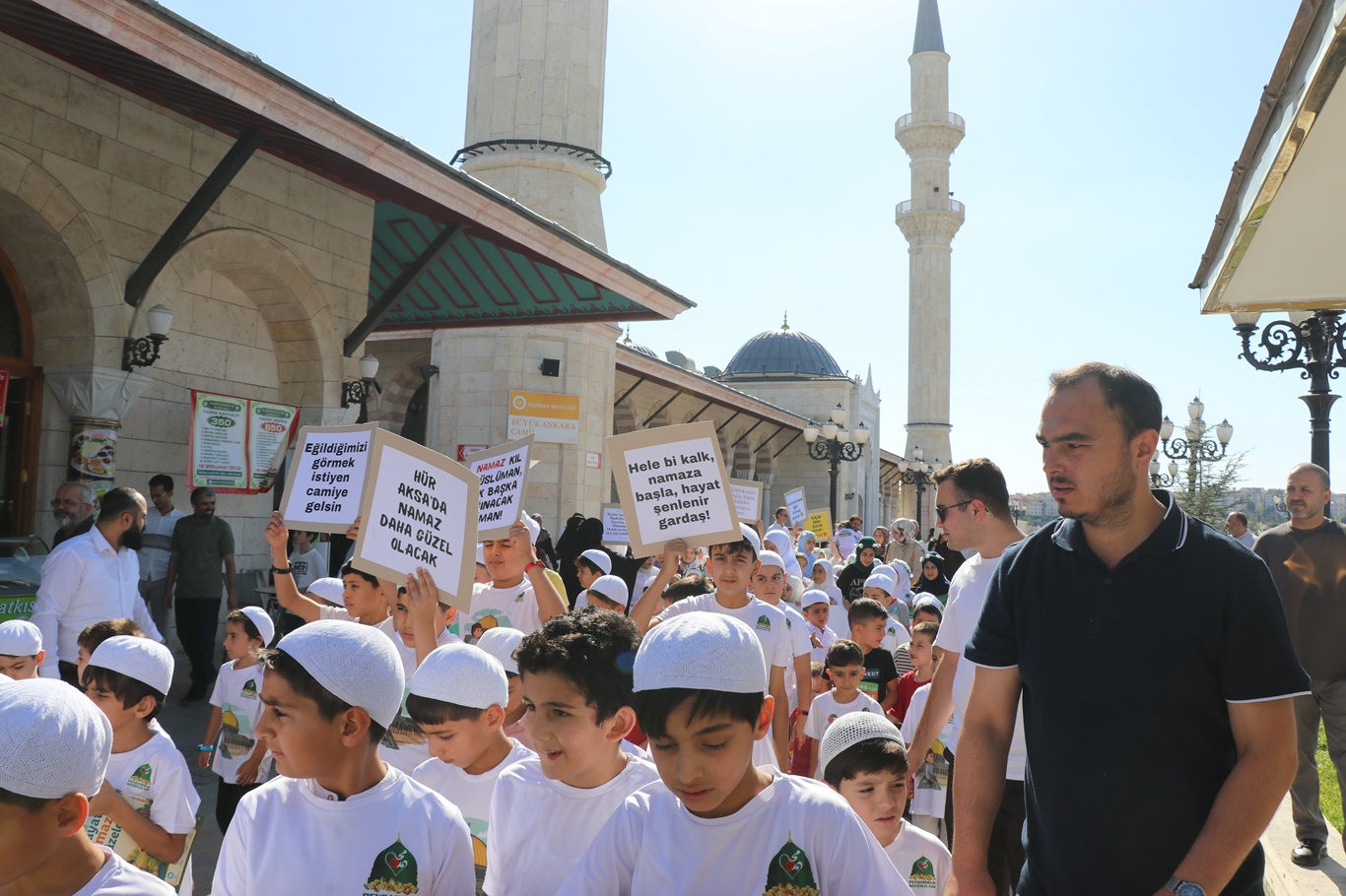 Ankara'da minikler "Hayat Namazla Güzeldir" dedi