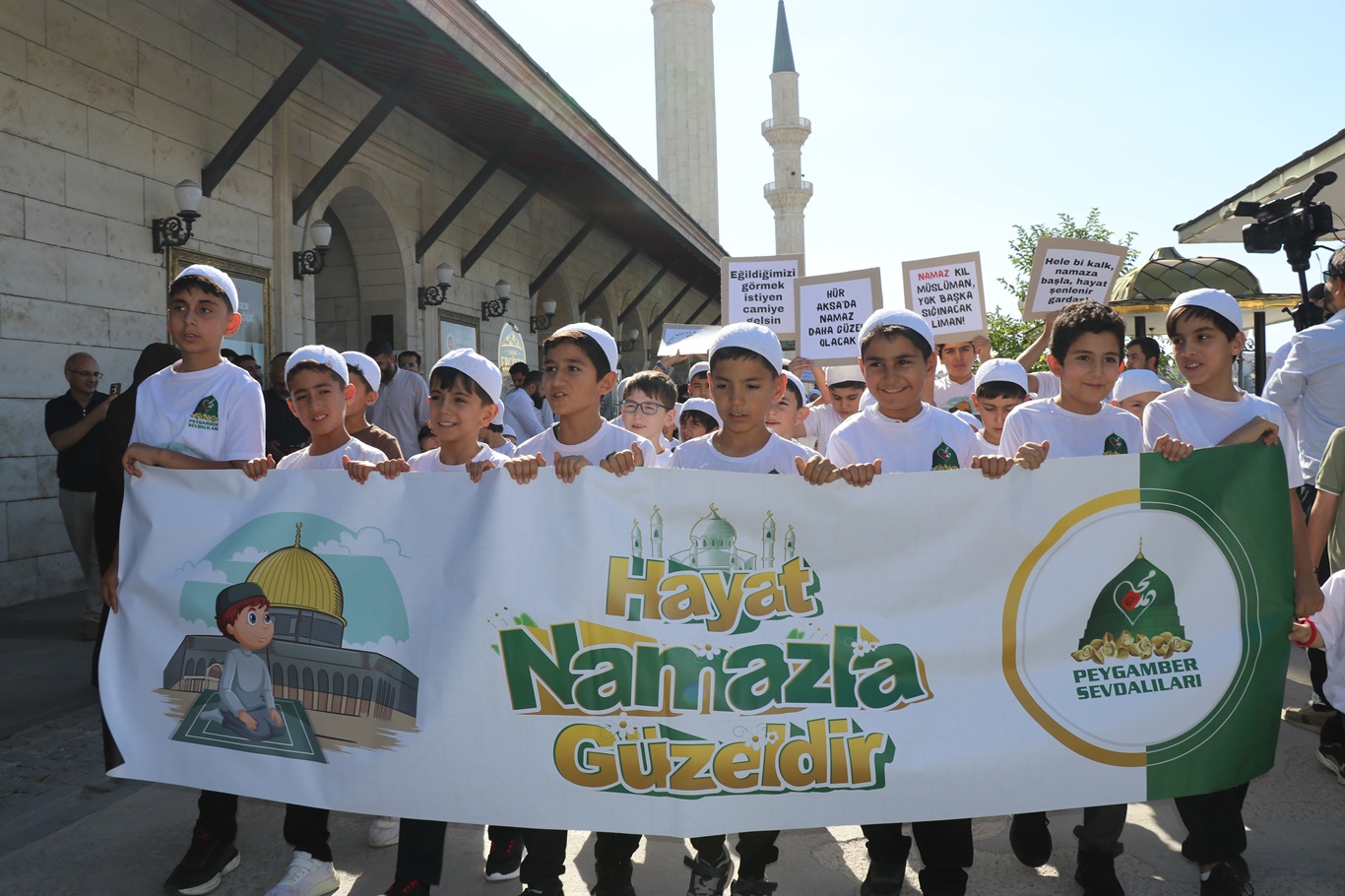 Ankara'da minikler "Hayat Namazla Güzeldir" dedi