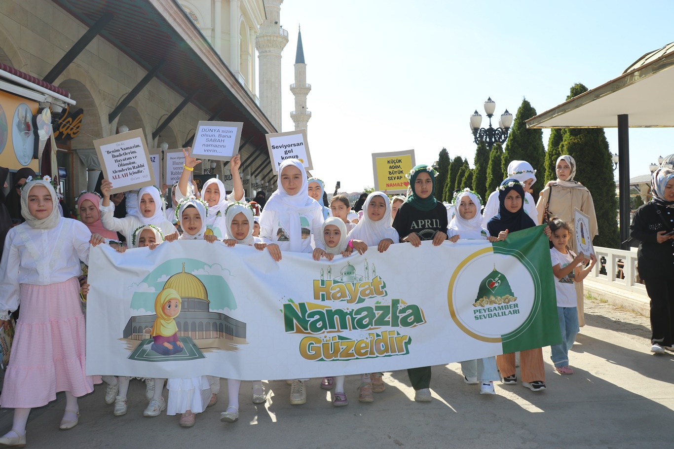 Ankara'da minikler "Hayat Namazla Güzeldir" dedi