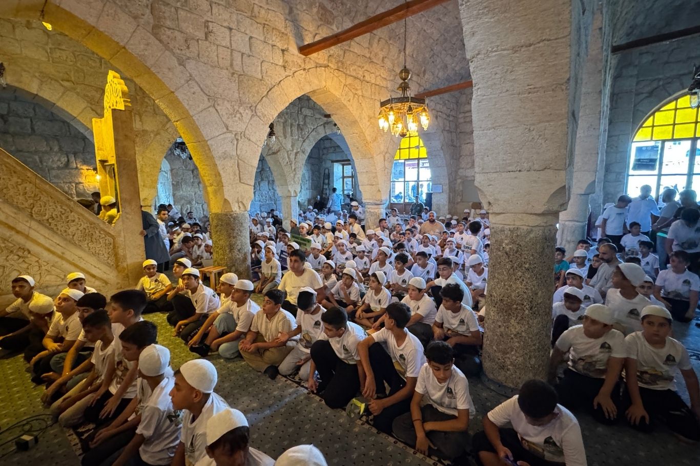 Adana'da 15 gün boyunca namaz, abdest ve ibadet bilinci eğitimi alan yüzlerce çocuk, "Hayat Namazla Güzeldir" programının finalinde Taş Köprü'den Yağ Cami'ye yürüyerek ezan okuyup namaz kıldı.