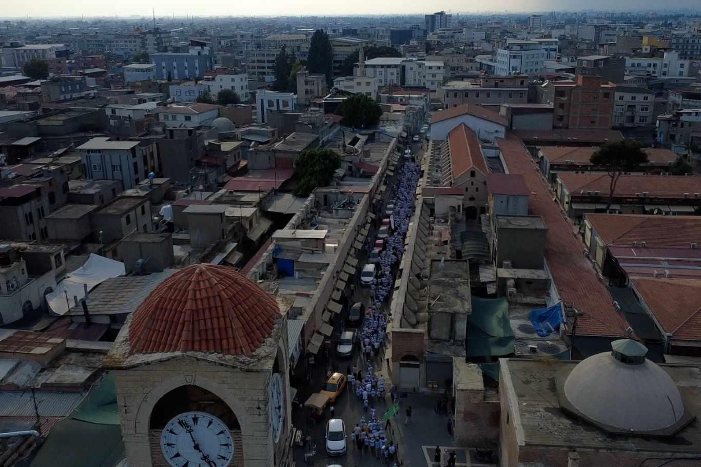 Adana'da 15 gün boyunca namaz, abdest ve ibadet bilinci eğitimi alan yüzlerce çocuk, "Hayat Namazla Güzeldir" programının finalinde Taş Köprü'den Yağ Cami'ye yürüyerek ezan okuyup namaz kıldı.