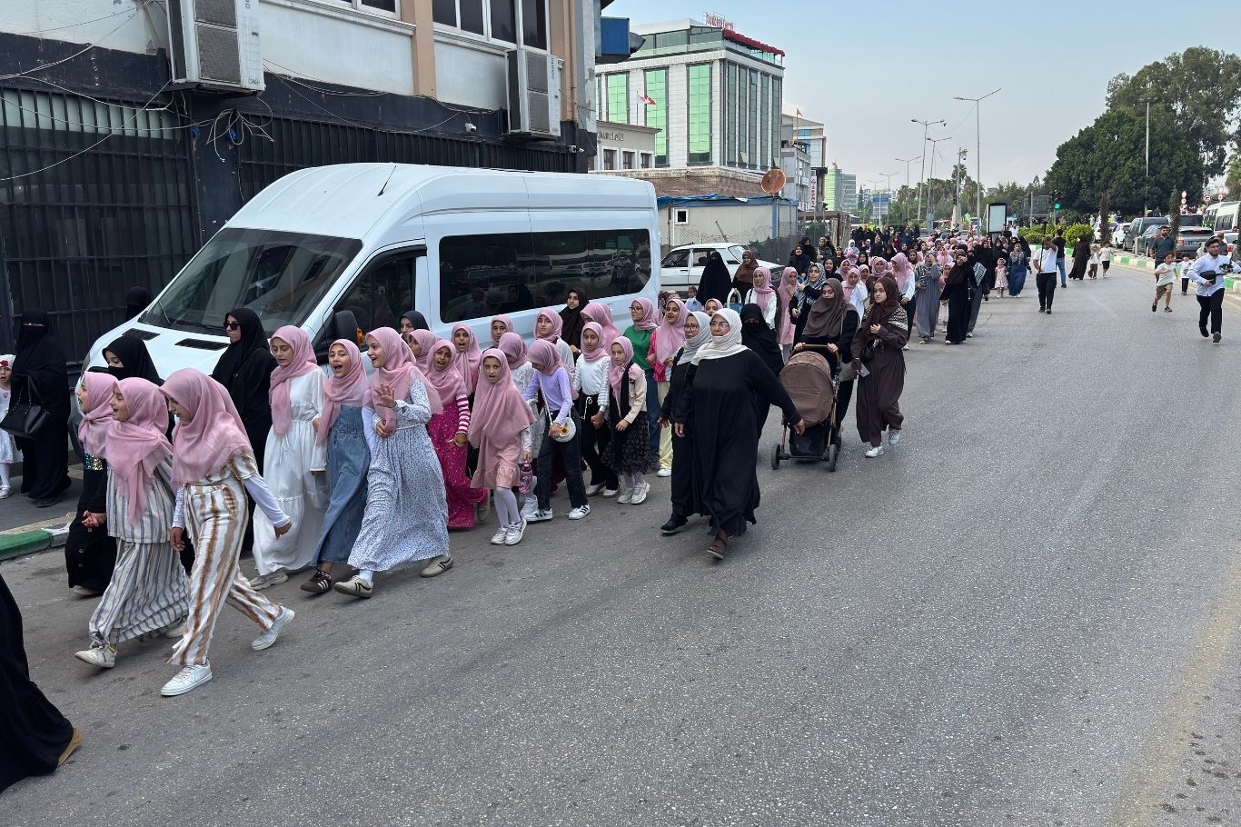 Adana'da 15 gün boyunca namaz, abdest ve ibadet bilinci eğitimi alan yüzlerce çocuk, "Hayat Namazla Güzeldir" programının finalinde Taş Köprü'den Yağ Cami'ye yürüyerek ezan okuyup namaz kıldı.
