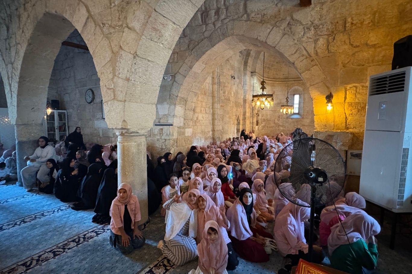 Adana'da 15 gün boyunca namaz, abdest ve ibadet bilinci eğitimi alan yüzlerce çocuk, "Hayat Namazla Güzeldir" programının finalinde Taş Köprü'den Yağ Cami'ye yürüyerek ezan okuyup namaz kıldı.