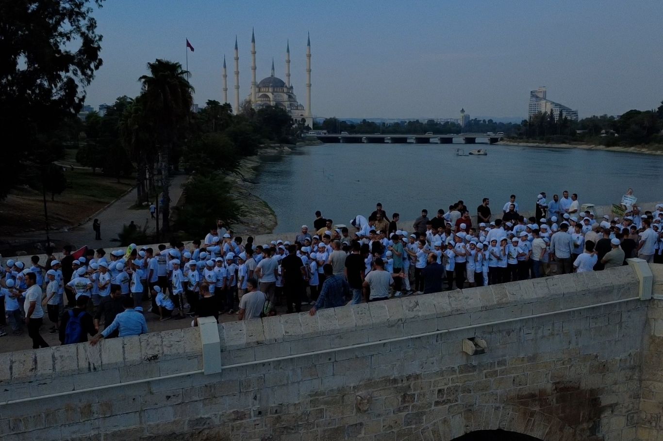 Adana'da 15 gün boyunca namaz, abdest ve ibadet bilinci eğitimi alan yüzlerce çocuk, "Hayat Namazla Güzeldir" programının finalinde Taş Köprü'den Yağ Cami'ye yürüyerek ezan okuyup namaz kıldı.