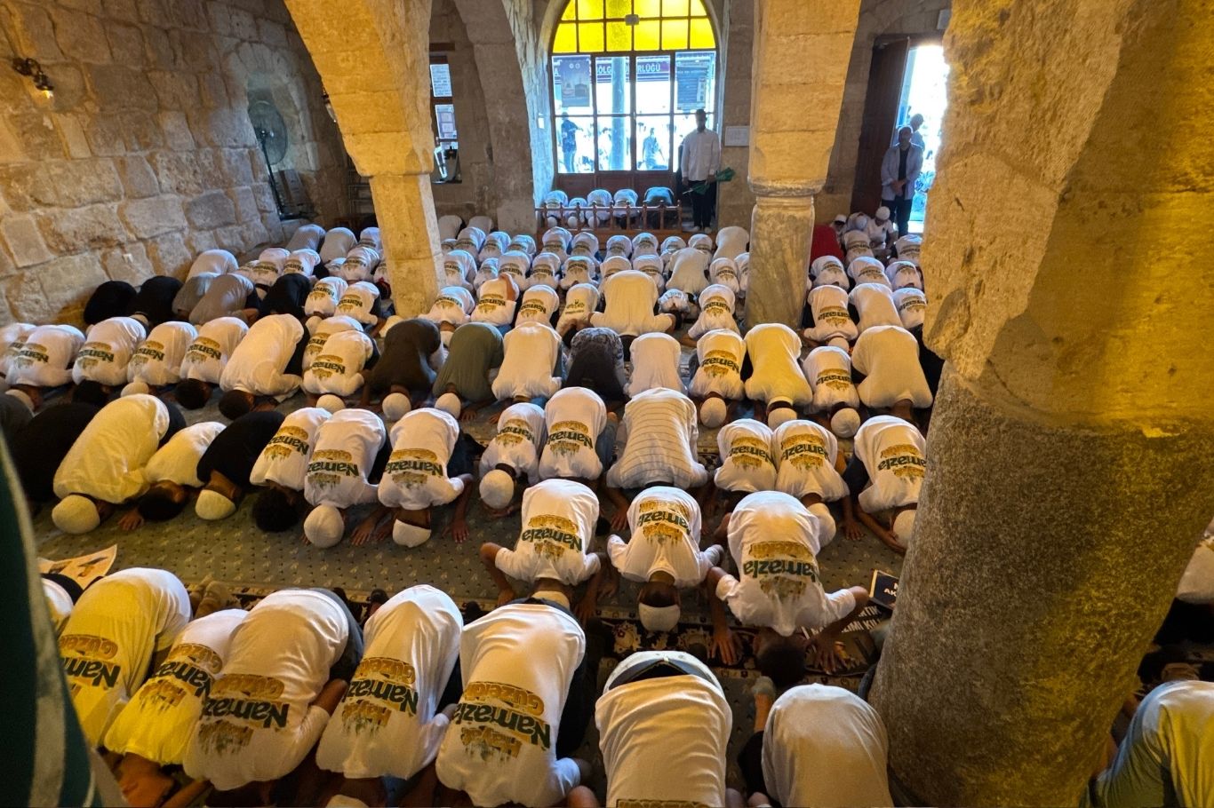 Adana'da 15 gün boyunca namaz, abdest ve ibadet bilinci eğitimi alan yüzlerce çocuk, "Hayat Namazla Güzeldir" programının finalinde Taş Köprü'den Yağ Cami'ye yürüyerek ezan okuyup namaz kıldı.