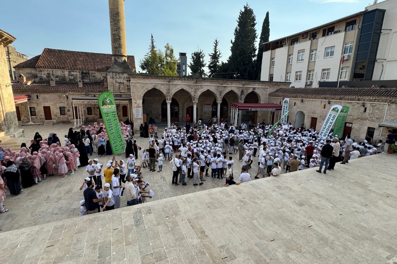 Adana'da 15 gün boyunca namaz, abdest ve ibadet bilinci eğitimi alan yüzlerce çocuk, "Hayat Namazla Güzeldir" programının finalinde Taş Köprü'den Yağ Cami'ye yürüyerek ezan okuyup namaz kıldı.