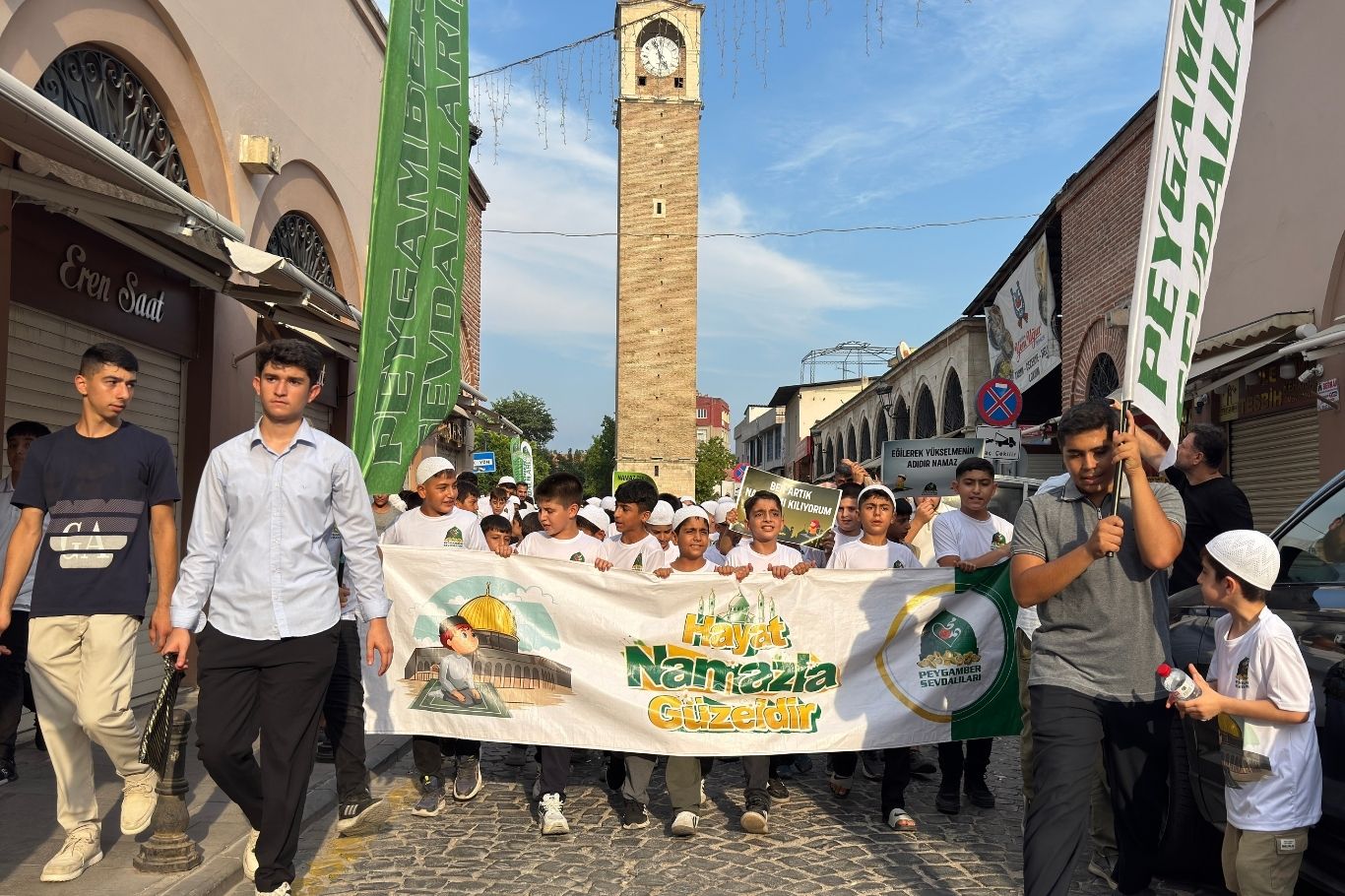 Adana'da 15 gün boyunca namaz, abdest ve ibadet bilinci eğitimi alan yüzlerce çocuk, "Hayat Namazla Güzeldir" programının finalinde Taş Köprü'den Yağ Cami'ye yürüyerek ezan okuyup namaz kıldı.