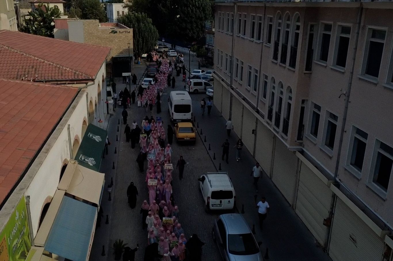 Adana'da 15 gün boyunca namaz, abdest ve ibadet bilinci eğitimi alan yüzlerce çocuk, "Hayat Namazla Güzeldir" programının finalinde Taş Köprü'den Yağ Cami'ye yürüyerek ezan okuyup namaz kıldı.