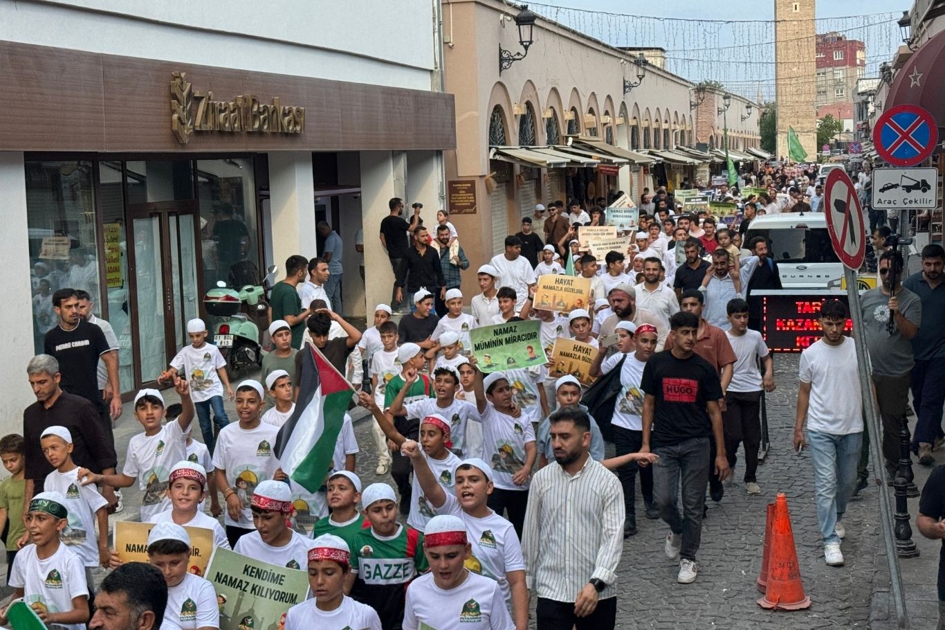 Adana'da 15 gün boyunca namaz, abdest ve ibadet bilinci eğitimi alan yüzlerce çocuk, "Hayat Namazla Güzeldir" programının finalinde Taş Köprü'den Yağ Cami'ye yürüyerek ezan okuyup namaz kıldı.