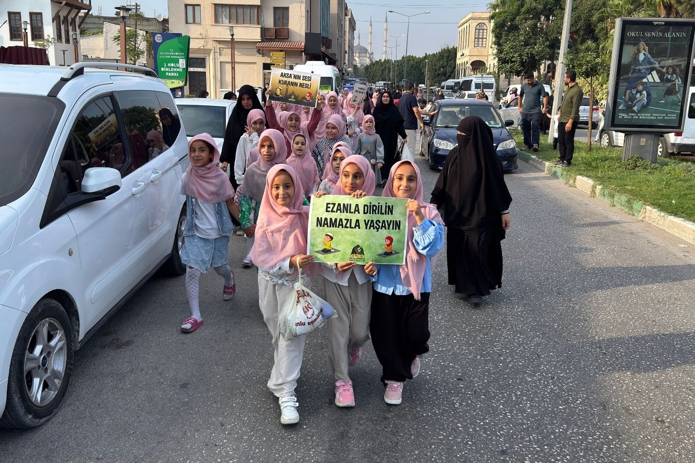 Adana'da 15 gün boyunca namaz, abdest ve ibadet bilinci eğitimi alan yüzlerce çocuk, "Hayat Namazla Güzeldir" programının finalinde Taş Köprü'den Yağ Cami'ye yürüyerek ezan okuyup namaz kıldı.
