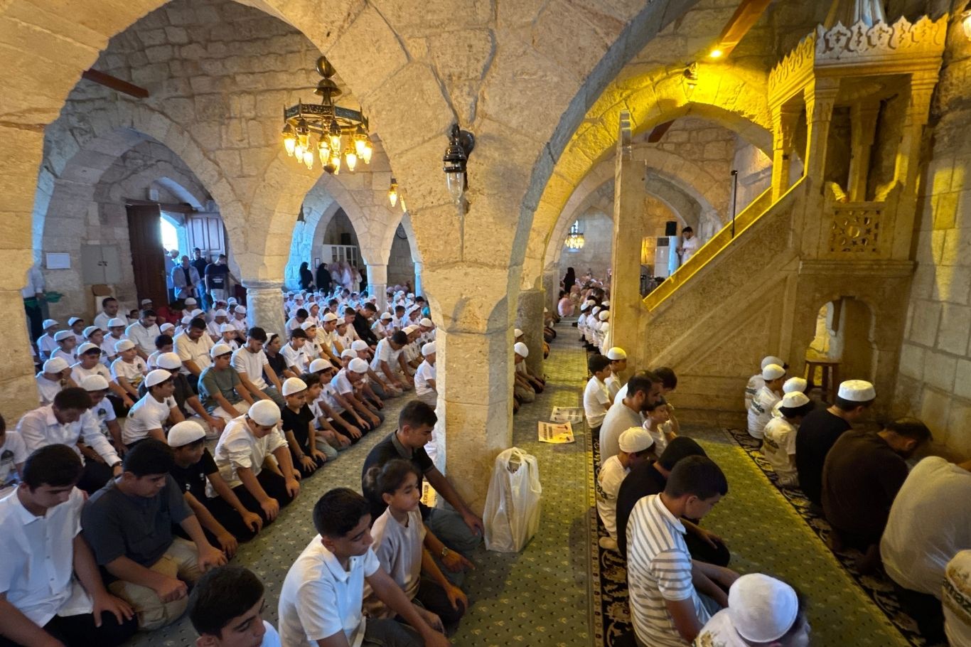 Adana'da 15 gün boyunca namaz, abdest ve ibadet bilinci eğitimi alan yüzlerce çocuk, "Hayat Namazla Güzeldir" programının finalinde Taş Köprü'den Yağ Cami'ye yürüyerek ezan okuyup namaz kıldı.
