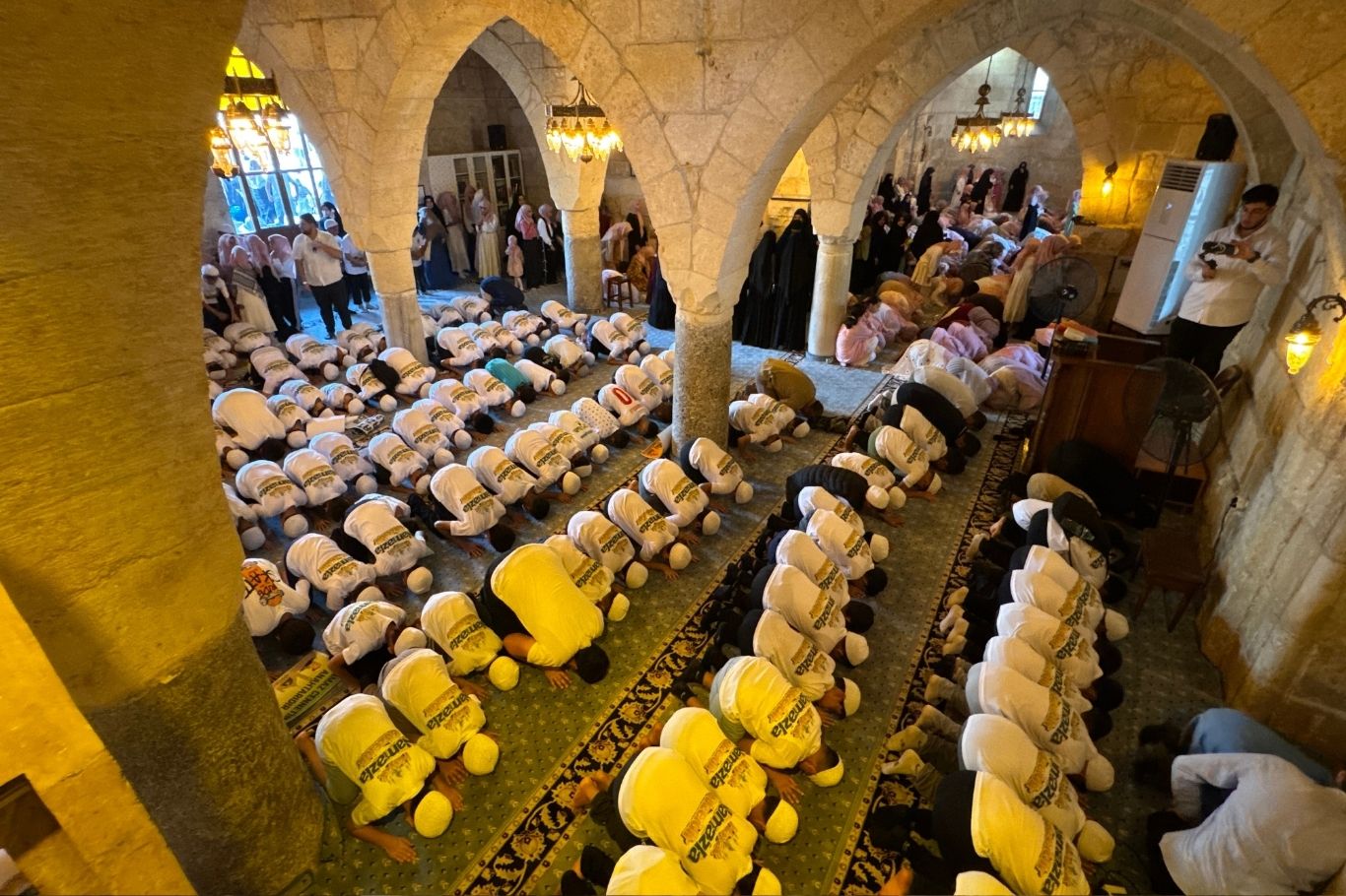 Adana'da 15 gün boyunca namaz, abdest ve ibadet bilinci eğitimi alan yüzlerce çocuk, "Hayat Namazla Güzeldir" programının finalinde Taş Köprü'den Yağ Cami'ye yürüyerek ezan okuyup namaz kıldı.