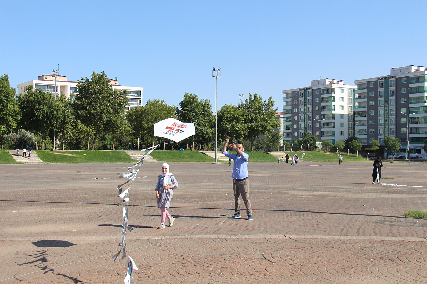Hundreds of children in Diyarbakır fly kites in solidarity with Gaza