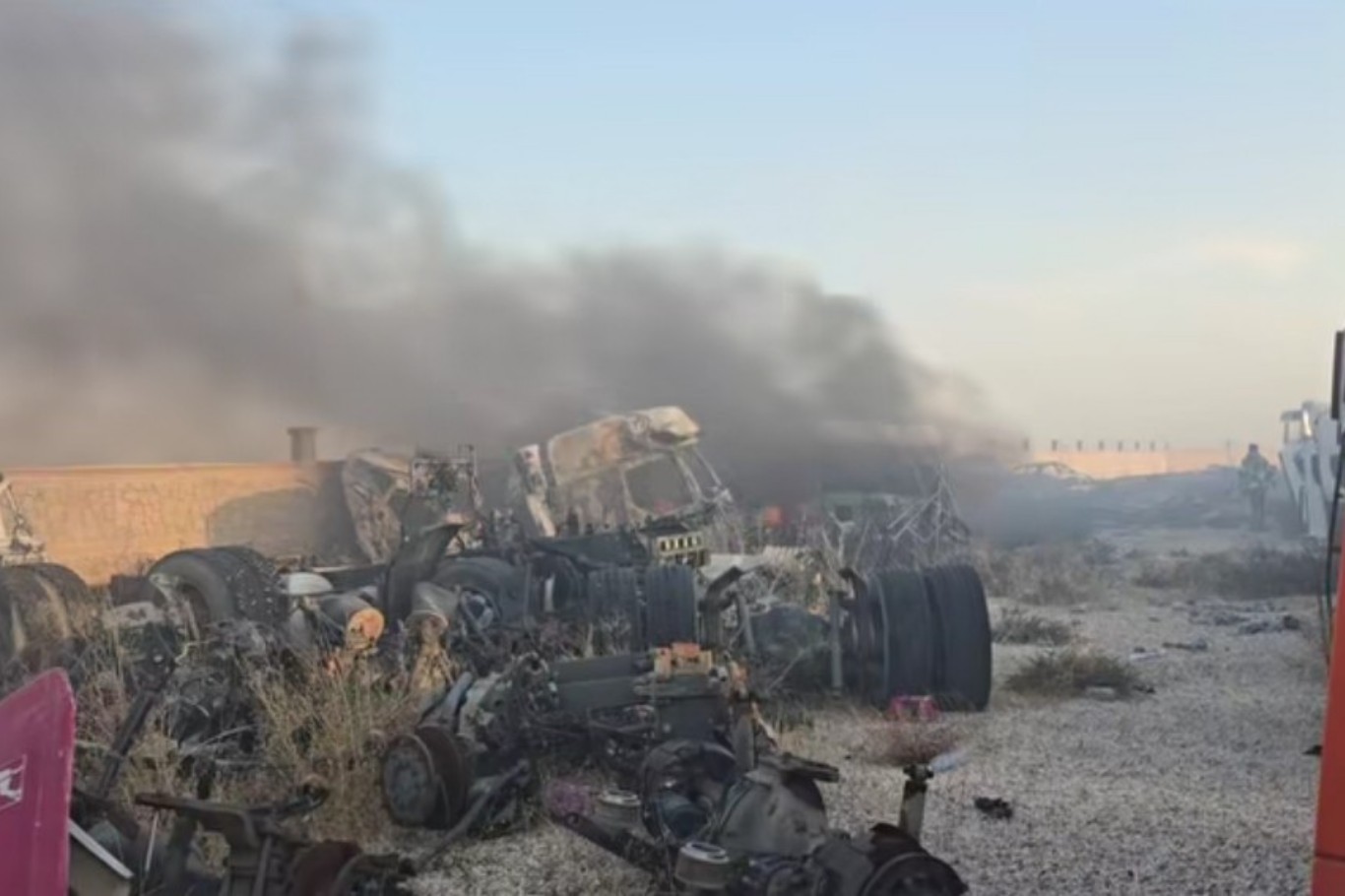 Mardin’de hurdalıkta yangın çıktı: 20 tır kabini kül oldu 