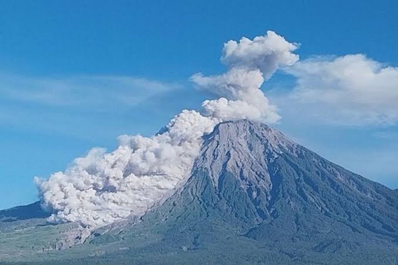 Semeru Yanardağı'nda art arda 3 patlama meydana geldi