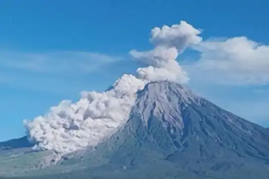 Semeru Yanardağı'nda art arda 3 patlama meydana geldi