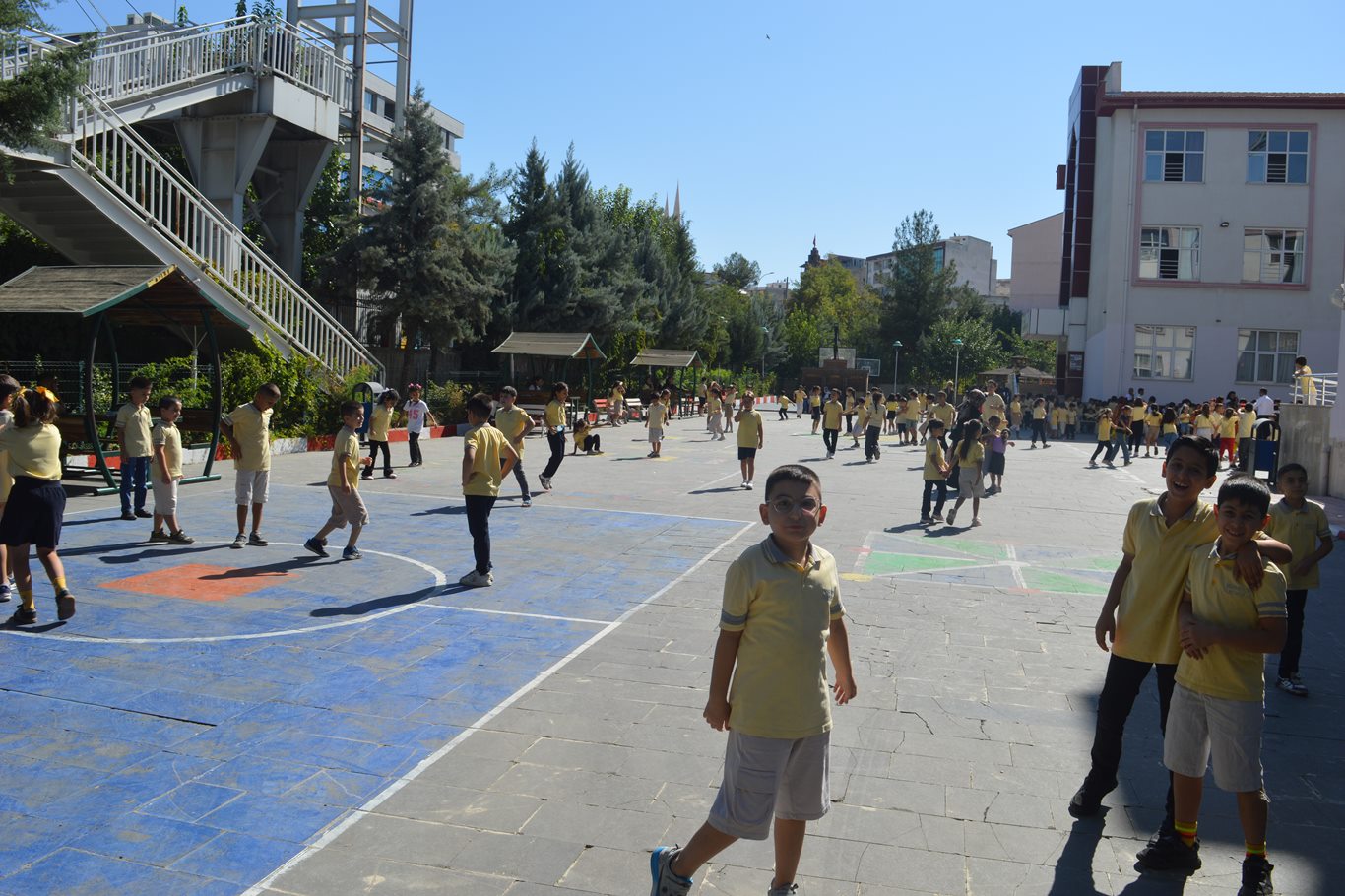 Siirt’te yeni eğitim öğretim yılının ilk gününde okul heyecanı