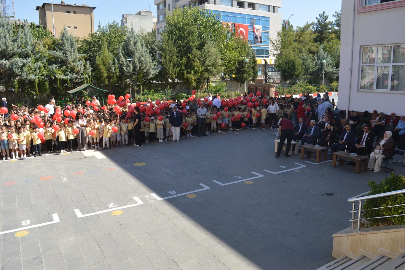 Siirt’te yeni eğitim öğretim yılının ilk gününde okul heyecanı