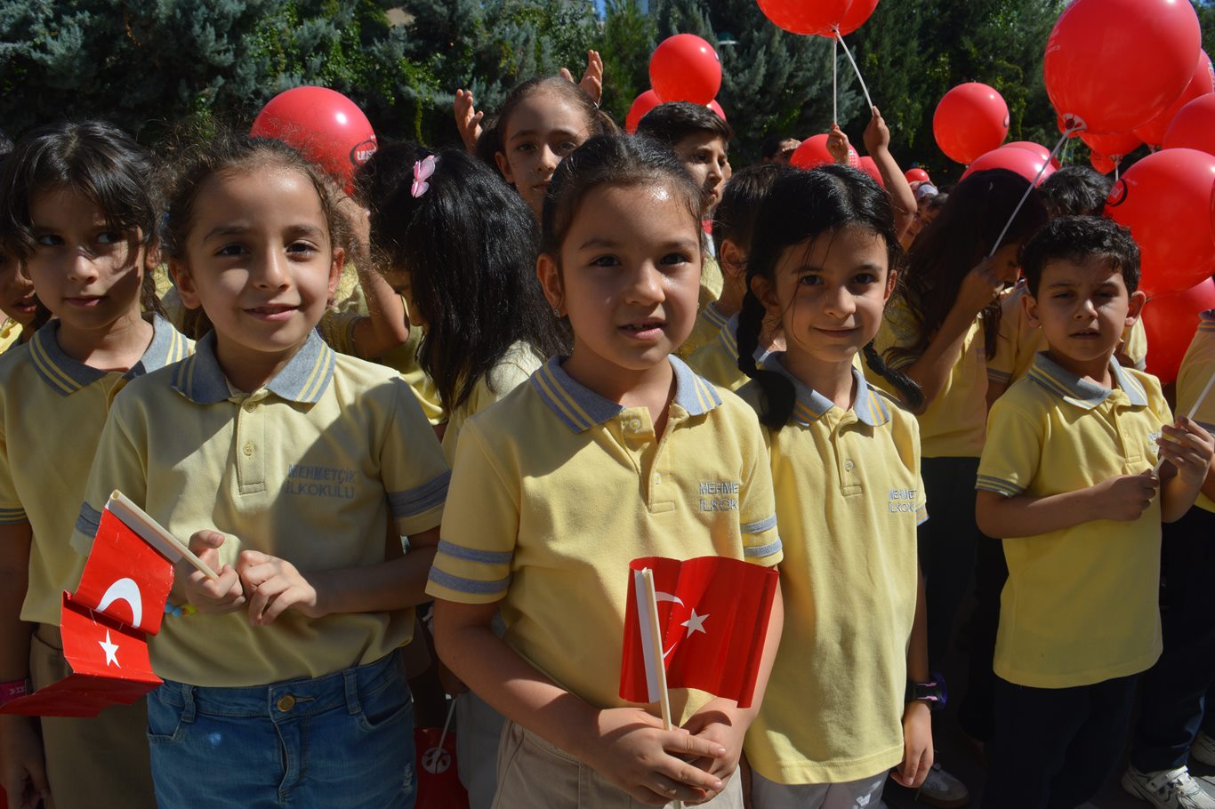 Siirt’te yeni eğitim öğretim yılının ilk gününde okul heyecanı