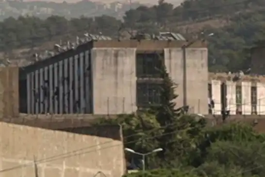 لبنان.. سجناء يخيطون أفواههم ويخوضون إضرابا عن الطعام احتجاجا على تعليق العمل بقانون العفو العام