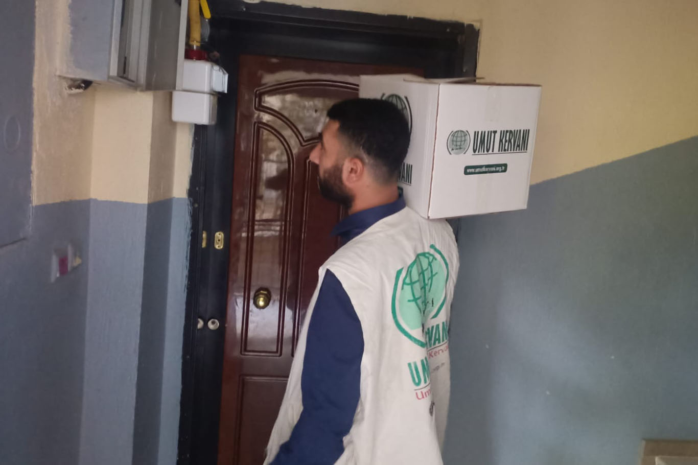 Umut Kervanı İzmir'den onlarca aileye gıda yardımı
