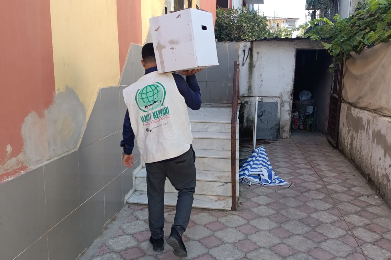 Umut Kervanı İzmir'den onlarca aileye gıda yardımı
