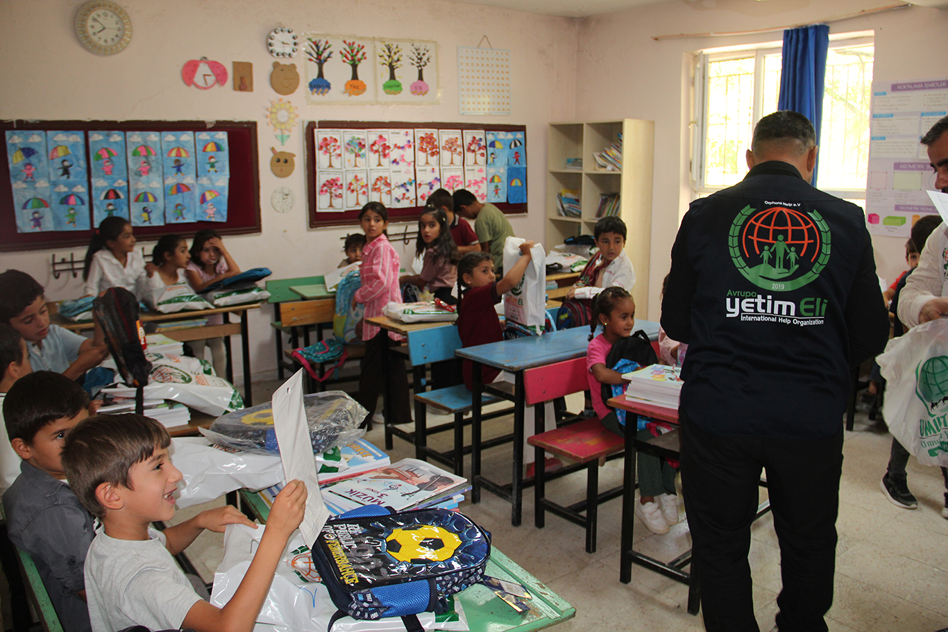 Avrupa Yetim Eli'nden Batman'da ihtiyaç sahibi öğrencilere kırtasiye desteği