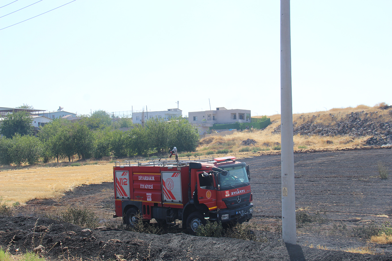 Diyarbakır'da rüzgarın etkisiyle hızla yayılan anız yangını söndürüldü