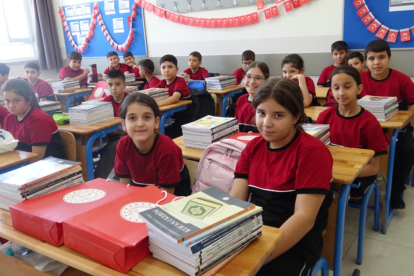 Öğrencilerin ilk gün heyecanı: Okul açıldığı için çok mutluyuz