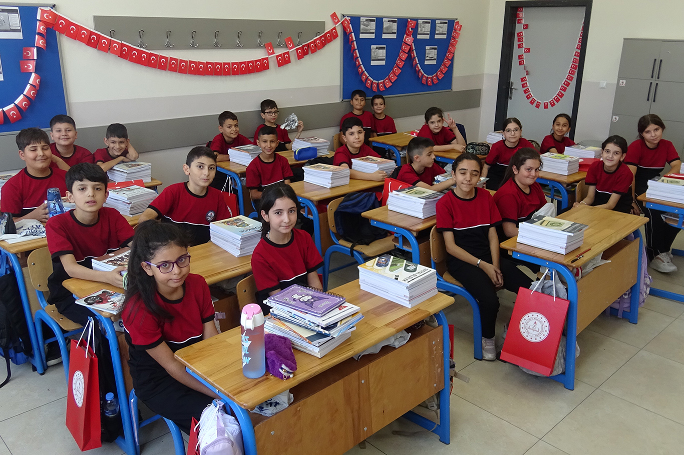 Öğrencilerin ilk gün heyecanı: Okul açıldığı için çok mutluyuz