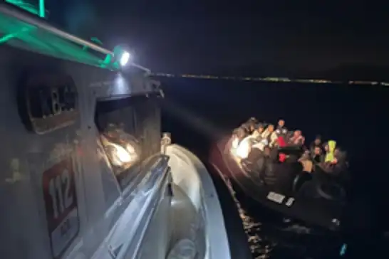 İzmir açıklarında 2'si çocuk 11 düzensiz göçmen yakalandı