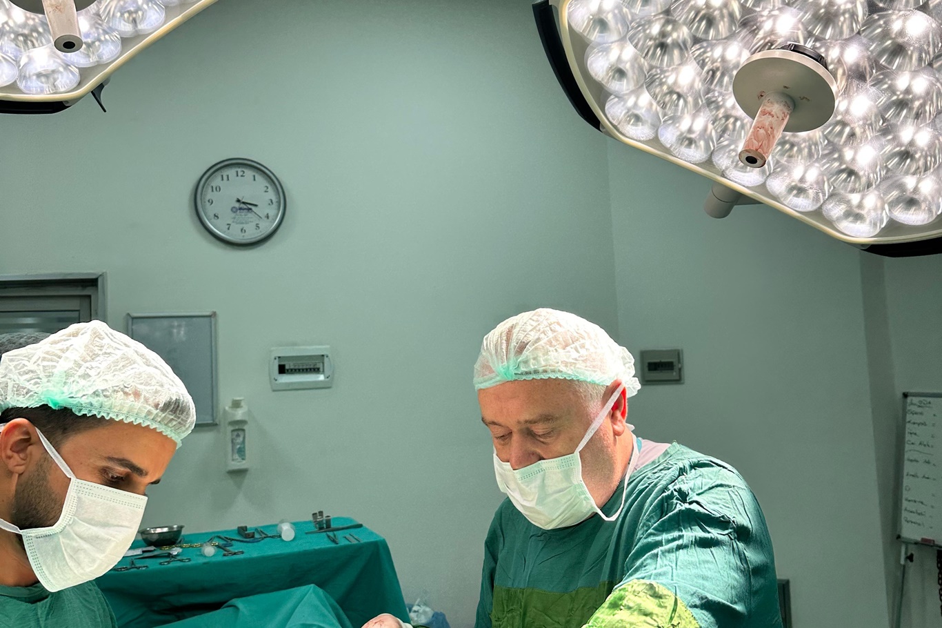 Kalp ve ana damarlara baskı yapan 5 kilogramlık kitle ameliyatla çıkarıldı