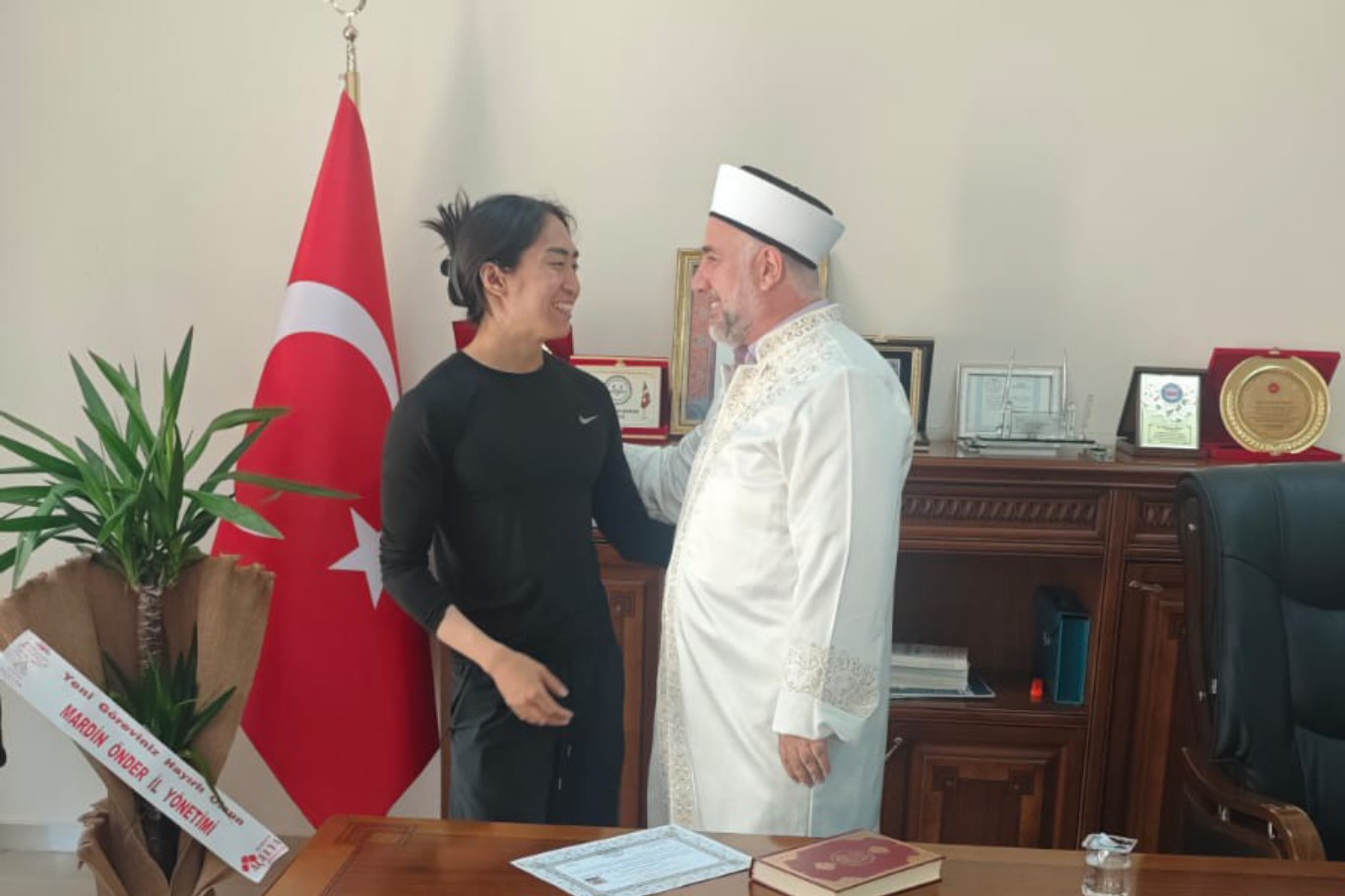 Mardin’e gezmeye gelen Güney Koreli vatandaş İslam ile şereflendi