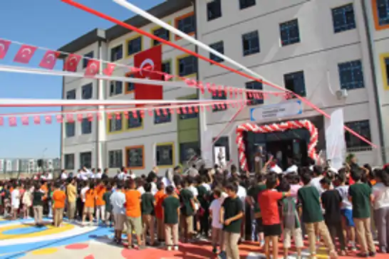 Diyarbakır'da hizmete açılan okulda "İlköğretim Haftası" kutlandı