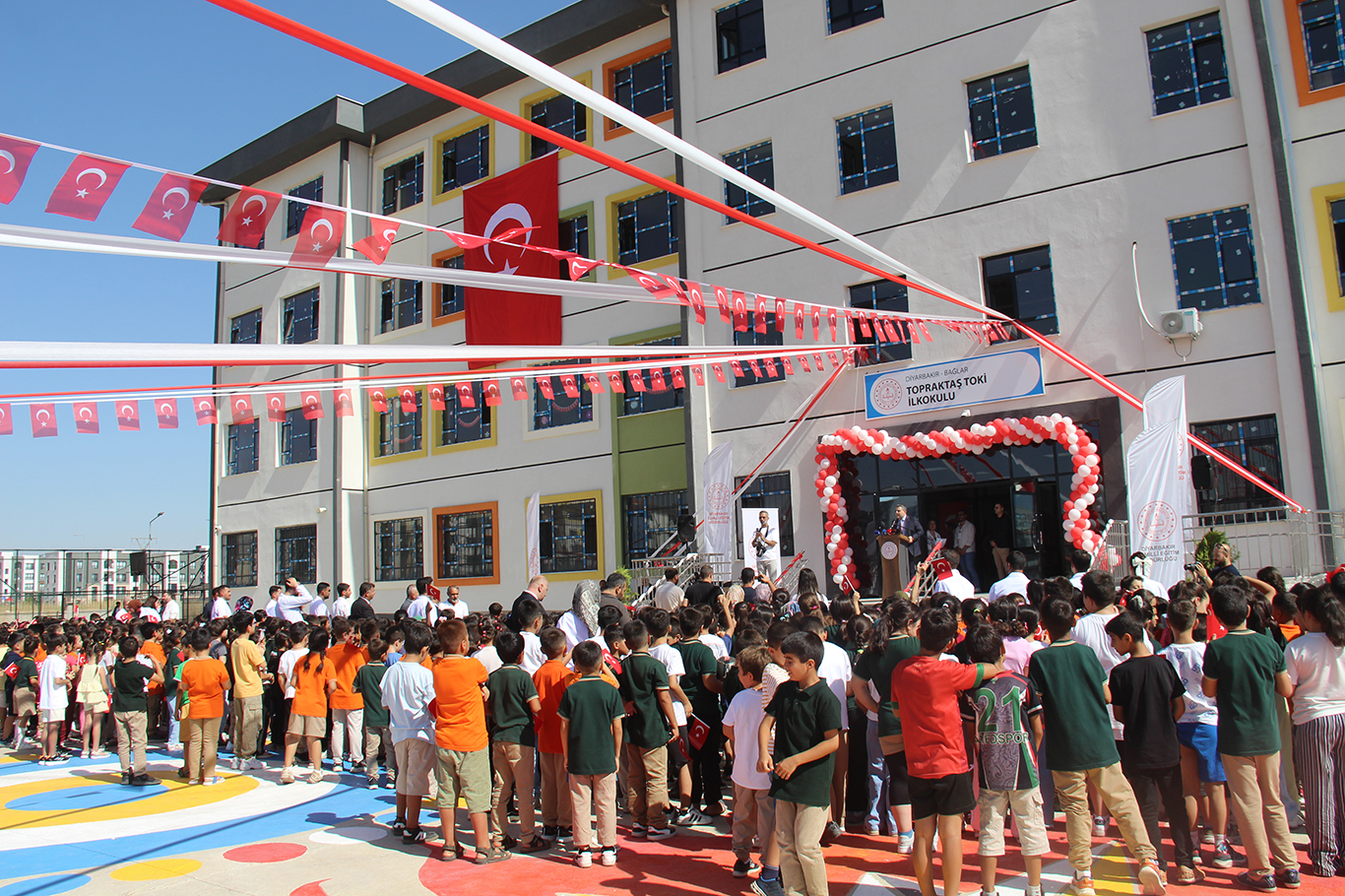 Diyarbakır'da hizmete açılan okulda İlköğretim Haftası kutlandı