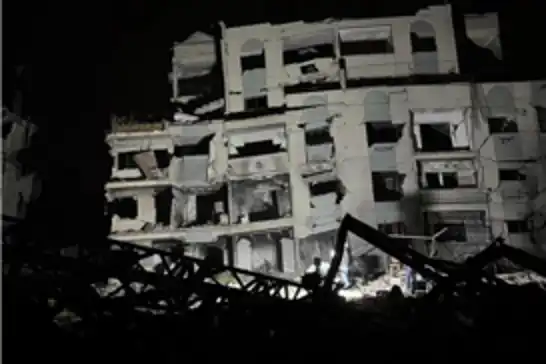 غزة مأساة لاتنتهي.. 8 شهداء و60 مفقودًا جراء انهيار مبنى يؤوي النازحين غربي القطاع