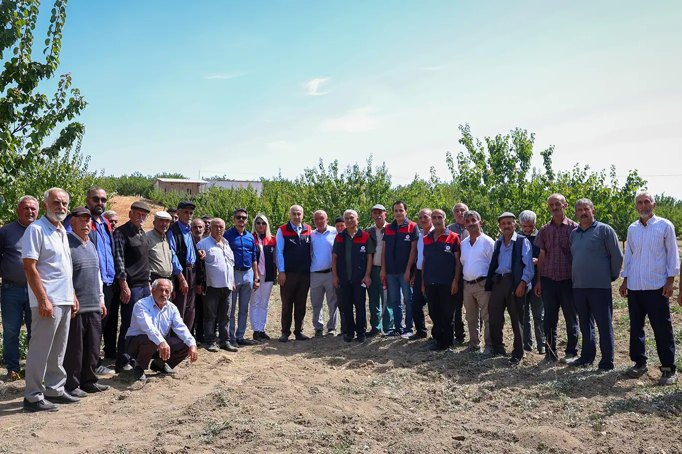 Malatya'da kayısı üreticilerine uygulamalı budama ve gübreleme eğitimi