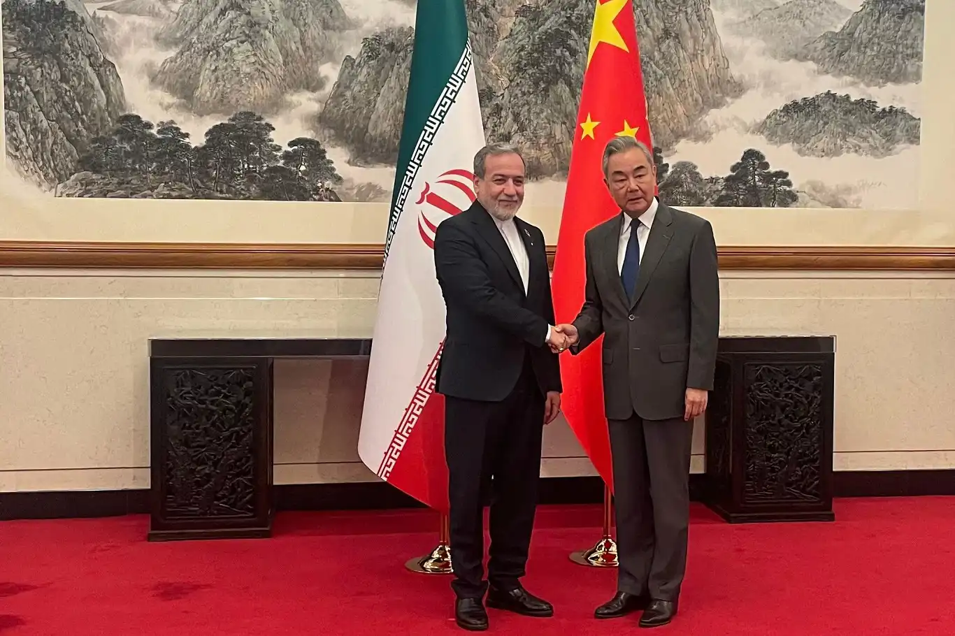 Abbas Arakçi ve Wang Yi Pekin'de bir araya geldi