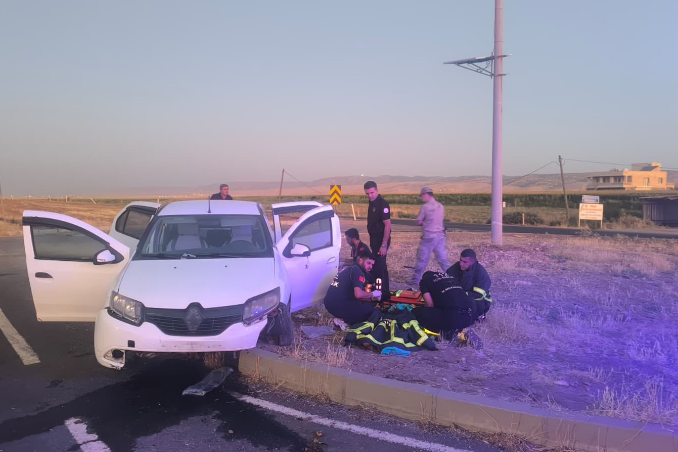 Mardin’de kontrolden çıkan otomobil refüje çıktı: 4 yaralı 