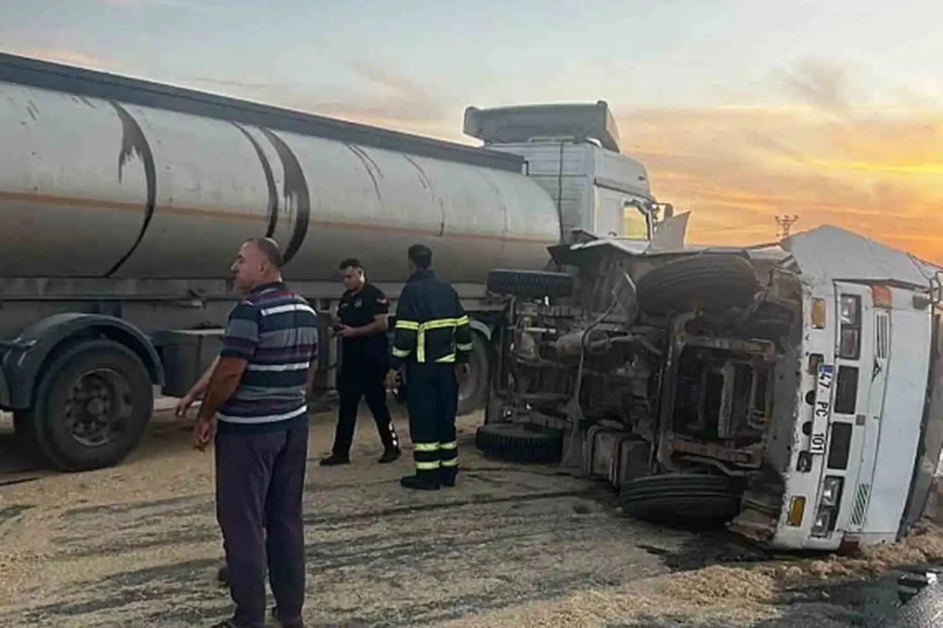 Şanlıurfa-Mardin kara yolunda tırla çarpışan saman yüklü kamyonet devrildi