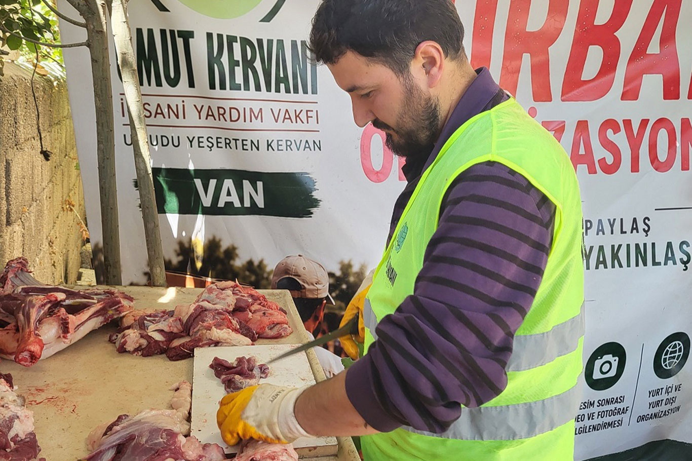Umut Kervanı Van'da adak kurbanlarının etlerini ihtiyaç sahiplerine ulaştırdı