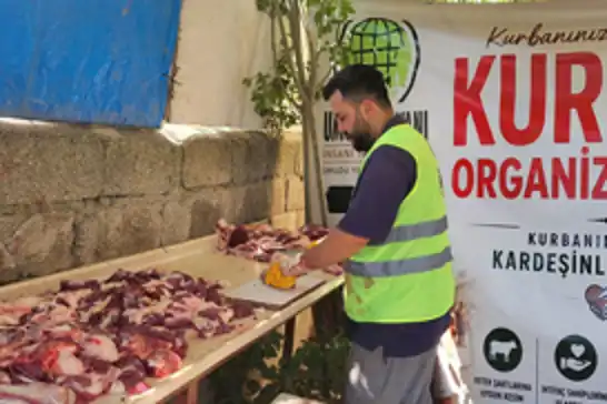 Umut Kervanı Van'da adak kurbanlarının etlerini ihtiyaç sahiplerine ulaştırdı
